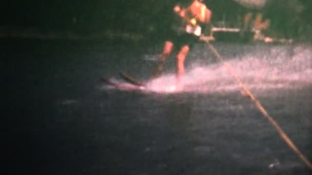 Человек катается на водных лыжах за лодкой — стоковое видео