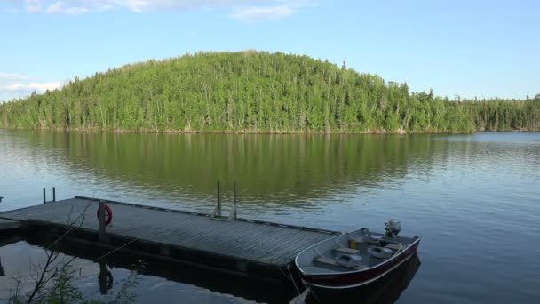 Brillante colina al otro lado del campamento de pesca — Vídeo de stock