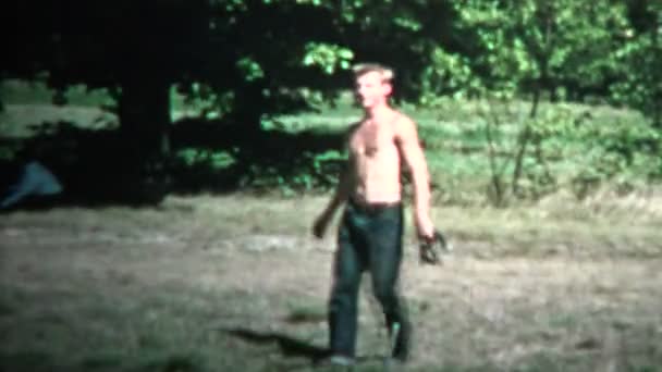 Un hombre sin camisa lanzando herradura — Vídeo de stock