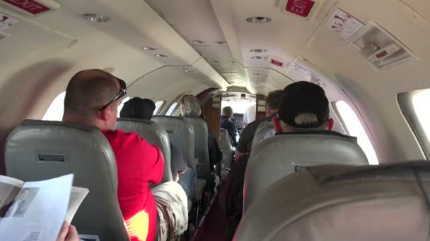 Люди в маленьком самолете — стоковое видео