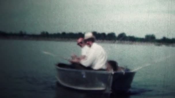 Homens que pescam em barco de alumínio — Vídeo de Stock