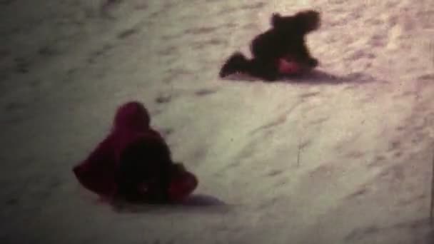 Crianças Sledding no inverno — Vídeo de Stock