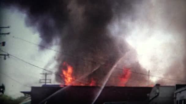 Edificio fuego y bomberos pulveriza agua — Vídeos de Stock