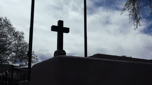 Nuages se déplaçant à travers une croix sombre — Video