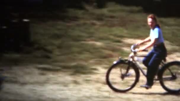 Mujer montando bicicleta — Vídeos de Stock