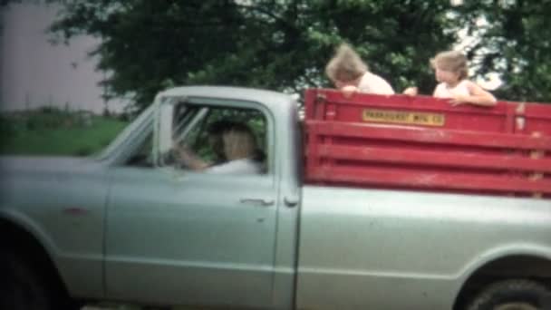 Meninas cavalgando de volta de caminhão de fazenda — Vídeo de Stock