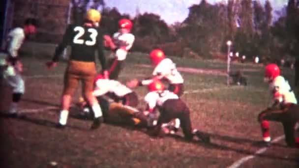 Quarterback de Futebol do Ensino Médio — Vídeo de Stock