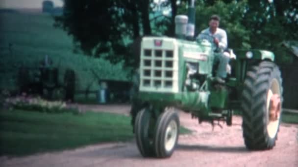 Mezőgazdasági termelő vezetési traktor — Stock videók