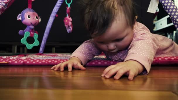 Bebé haciendo intento de rastreo — Vídeos de Stock