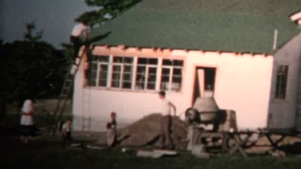 房屋建筑工人做屋顶 — 图库视频影像