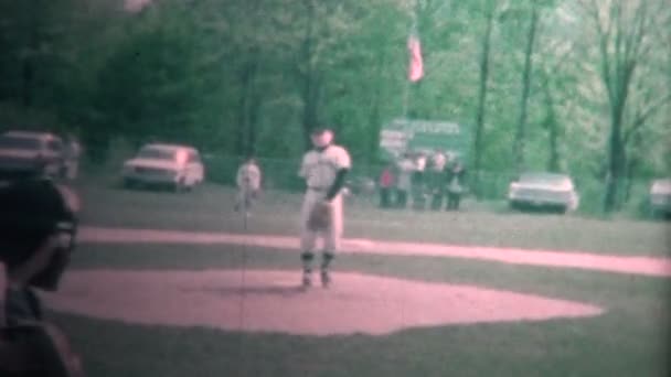 男孩打棒球 — 图库视频影像