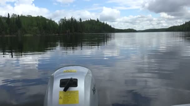 Kalme wateren reflectie van boot — Stockvideo