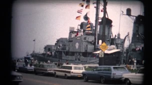 Navio de guerra dos EUA estacionado no porto — Vídeo de Stock