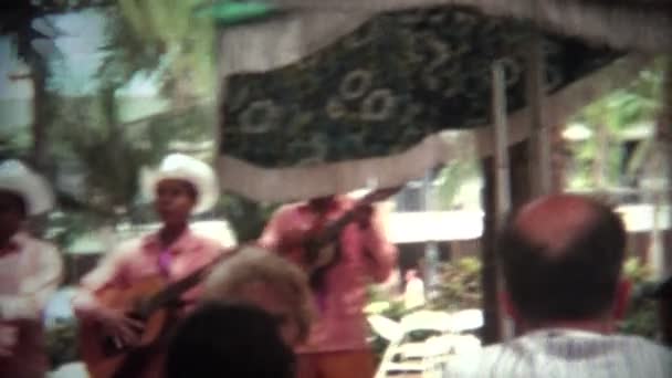 Мексиканский оркестр мариачи на курорте — стоковое видео