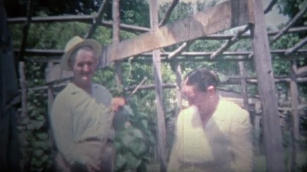 Agricultor y esposa dan tour jardín de verano — Vídeos de Stock