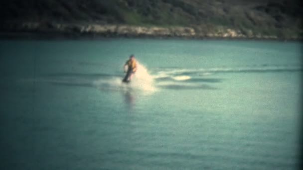 Jetski-Fahrer stürzt ab — Stockvideo