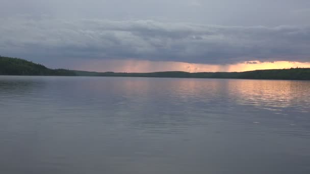 Jezero bouře při západu slunce — Stock video