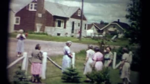 Oude dames op weg naar de kerk — Stockvideo