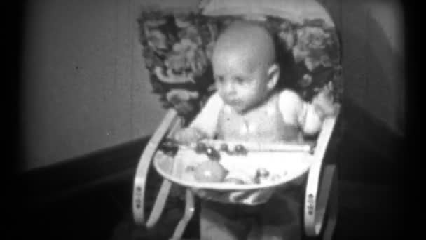 Baby studsar i stol — Stockvideo