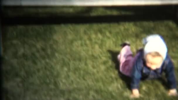 Extrema flicka hoppa från picknickbord — Stockvideo