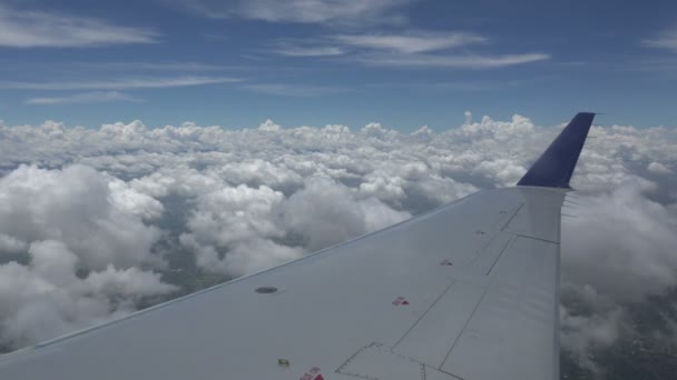 Flugzeugflügel fliegt durch flauschige Wolken — Stockvideo