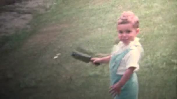 Niño corriendo loco — Vídeos de Stock