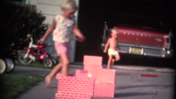 Мальчик и девочка перепрыгивают через стены — стоковое видео