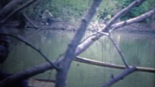 Pessoas do pântano arranhando a vida no bayou — Vídeo de Stock