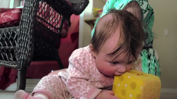 Bebé comiendo juego cubo — Vídeos de Stock