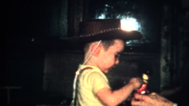 1957 のクリスマスの子供のカウボーイ ハット — ストック動画