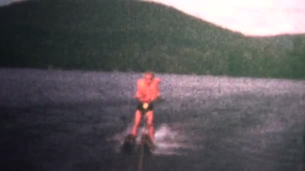 Дитина катання на водних лижах на озері — стокове відео