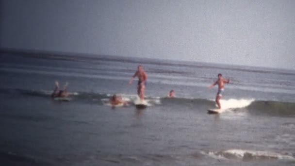 Серферы толпятся на калифорнийском пляже — стоковое видео
