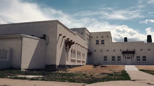 Viejo edificio de estilo adobe — Vídeo de stock