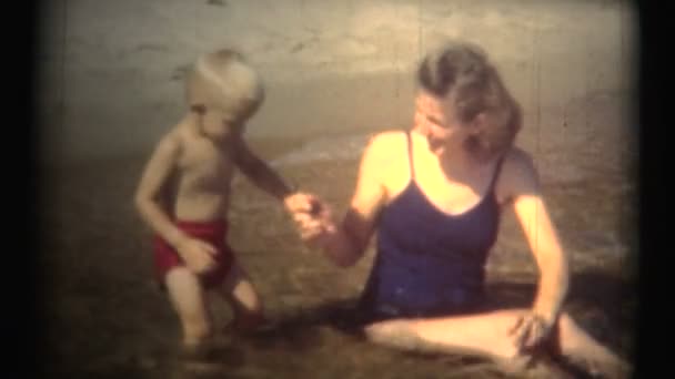 Anya és a kisgyermek szórakozás: Beach — Stock videók