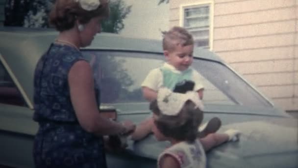 자동차의 트렁크에 앉아 가족 — 비디오