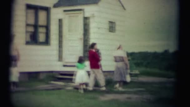 Eine glückliche Familie verkleidet am Sonntag — Stockvideo