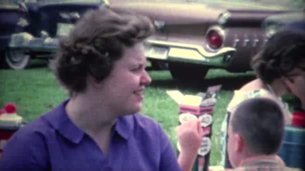 Femmes à la fête en plein air par de vieilles voitures — Video