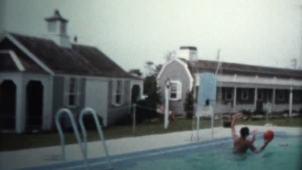 Jugar al baloncesto en una piscina — Vídeo de stock