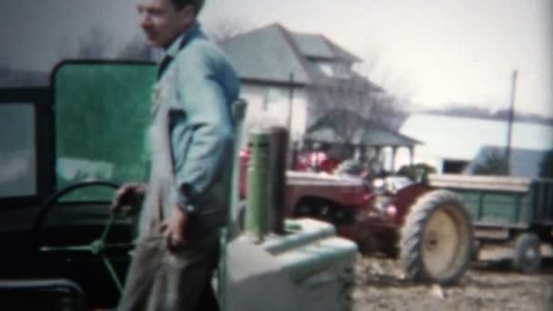 Landbouwproducent met gebruikmaking van een trekker aan klaar de grond — Stockvideo