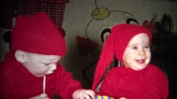 Vestire i bambini come gli elfi di Babbo Natale — Video Stock