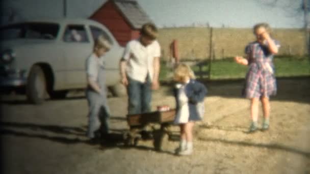 Rural farm children pulling a wagon — Stock Video