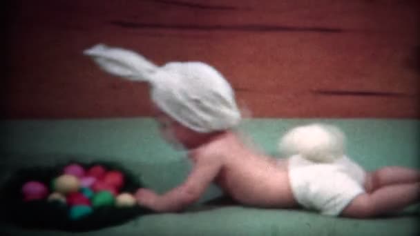Μωρό ντυμένος ως λαγουδάκι για το Πάσχα — Αρχείο Βίντεο