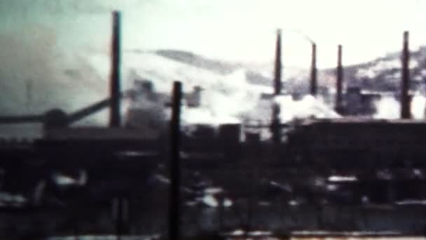 Fabriken skorstenar föroreningar fyller himlen — Stockvideo