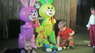 Çocuk Paskalya yortusu yumurta şeker saldırıp çikolata yer