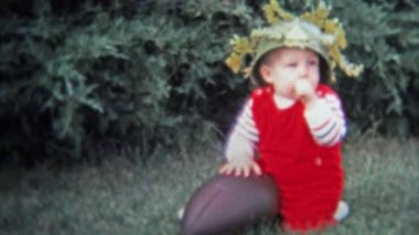 Ebeveynler bebek için gün giyinmek için askeri savaş kask koymak