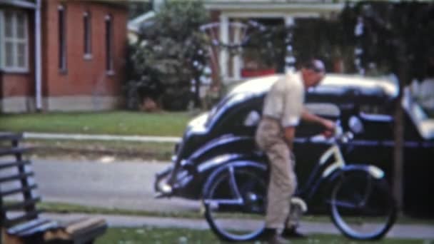 El primer viaje del abuelo en bicicleta — Vídeo de stock