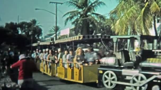 Le train touristique emmène les ivrognes et les personnes âgées dans la bande principale de la ville — Video