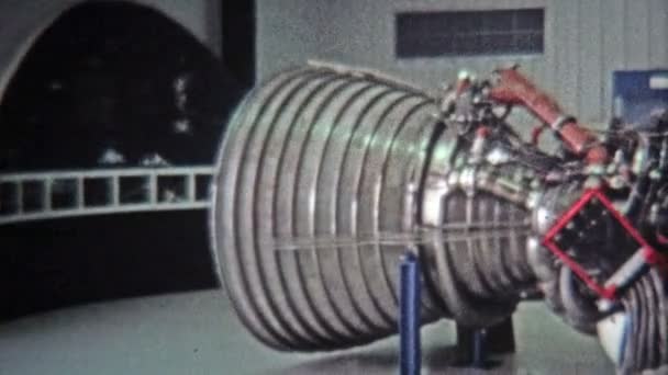 Expositor del museo de motores reales del transbordador espacial Cape Canaveral — Vídeo de stock