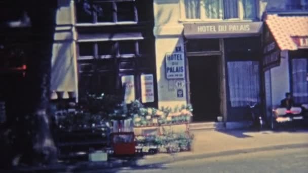 Scenes around Paris of popular restaurants and from above the city — Stock Video