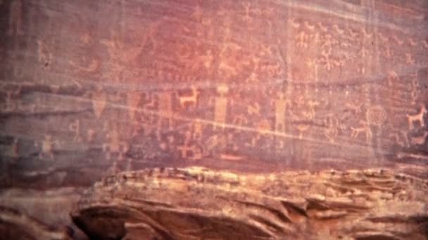 Buitenaardse grottekeningen van mensen zoals figuren en symbolen — Stockvideo